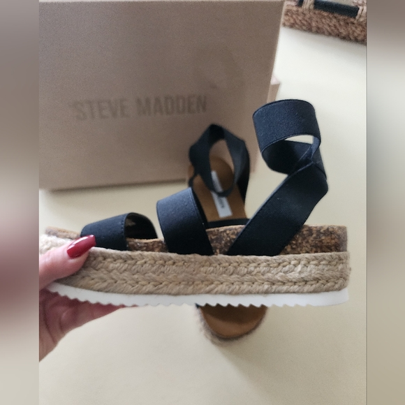 STEVE MADDEN STRAPPY SANDALS 🖤 - Picture 3 of 5